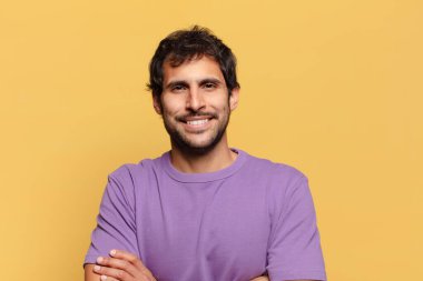 Genç, yakışıklı Hintli adam. Mutlu ve şaşırmış ifade