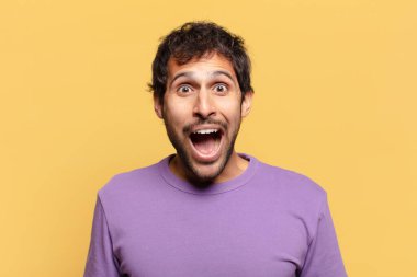 Genç, yakışıklı Hintli adam. şok veya şaşırmış ifade