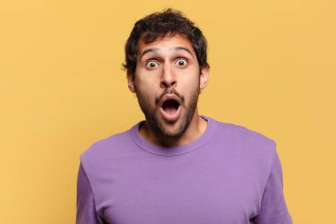 Genç, yakışıklı Hintli adam. şok veya şaşırmış ifade
