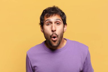 Genç, yakışıklı Hintli adam. şok veya şaşırmış ifade