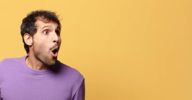 Genç, yakışıklı Hintli adam. şok veya şaşırmış ifade