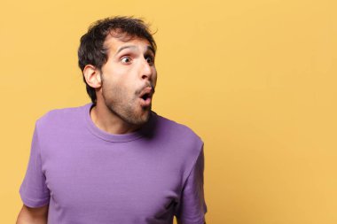 Genç, yakışıklı Hintli adam. şok veya şaşırmış ifade