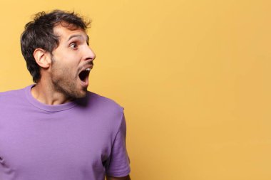 Genç, yakışıklı Hintli adam. şok veya şaşırmış ifade