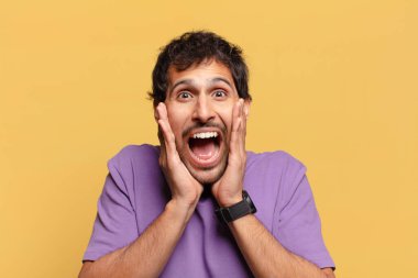 Genç, yakışıklı Hintli adam. şok veya şaşırmış ifade