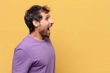 Genç, yakışıklı Hintli adam. şok veya şaşırmış ifade