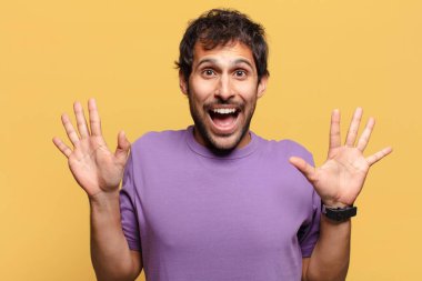 Genç, yakışıklı Hintli adam. şok veya şaşırmış ifade