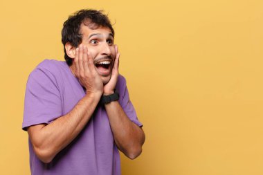 Genç, yakışıklı Hintli adam. şok veya şaşırmış ifade