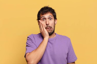 Genç, yakışıklı Hintli adam korkmuş ve kafası karışmış.