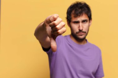 Genç, yakışıklı Hintli adam.