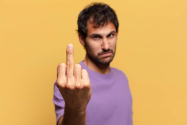 Genç, yakışıklı Hintli adam.