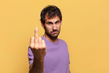 Genç, yakışıklı Hintli adam.