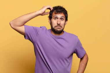 Genç, yakışıklı Hintli adam korkmuş ve kafası karışmış.