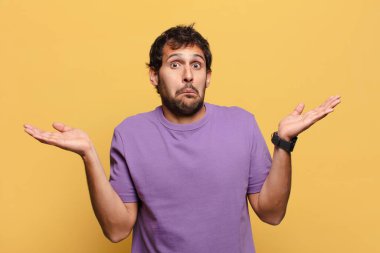 Genç, yakışıklı Hintli adam korkmuş ve kafası karışmış.