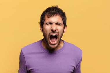 Genç, yakışıklı Hintli adam.