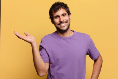 Genç, yakışıklı Hintli adam. Mutlu ve şaşırmış ifade