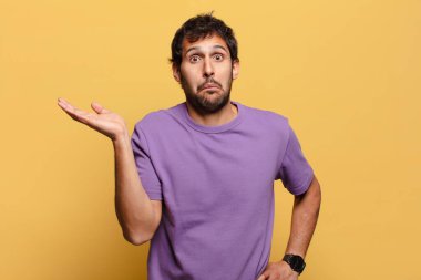 Genç, yakışıklı Hintli adam korkmuş ve kafası karışmış.