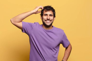 Genç, yakışıklı Hintli adam. Mutlu ve şaşırmış ifade