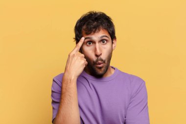 Genç, yakışıklı Hintli adam. Düşünen ya da kuşkulu ifade