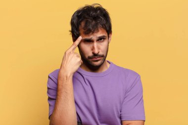 Genç, yakışıklı Hintli adam korkmuş ve kafası karışmış.