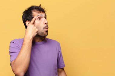 Genç, yakışıklı Hintli adam. şok veya şaşırmış ifade