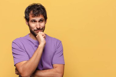 Genç, yakışıklı Hintli adam. Düşünen ya da kuşkulu ifade