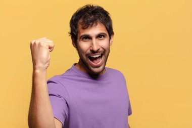 Genç, yakışıklı Hintli adam. Zaferi kazanan gibi kutluyoruz.