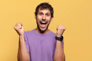 Genç, yakışıklı Hintli adam. Zaferi kazanan gibi kutluyoruz.