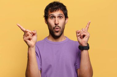 Genç, yakışıklı Hintli adam. Zaferi kazanan gibi kutluyoruz.