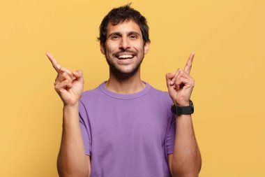 Genç, yakışıklı Hintli adam. Zaferi kazanan gibi kutluyoruz.