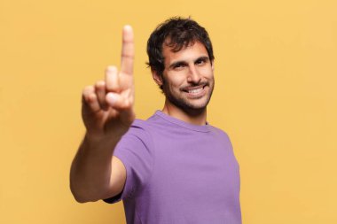 Genç yakışıklı Hintli adam gururlu bir ifade.