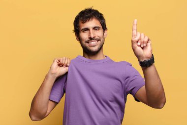 Genç yakışıklı Hintli adam gururlu bir ifade.