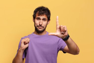 Genç yakışıklı Hintli adam gururlu bir ifade.