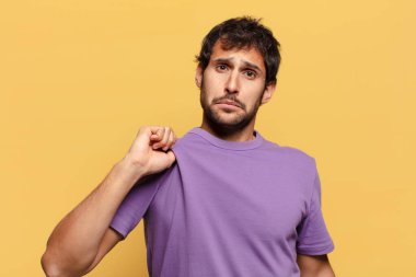 Genç yakışıklı Hintli adam gururlu bir ifade.