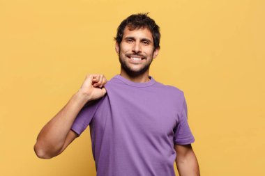 Genç yakışıklı Hintli adam gururlu bir ifade.