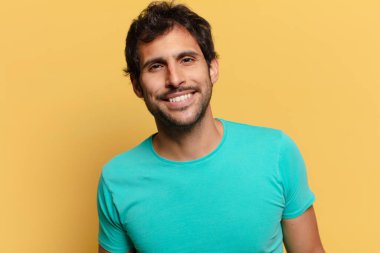 Genç, yakışıklı Hintli adam. Mutlu ve şaşırmış ifade