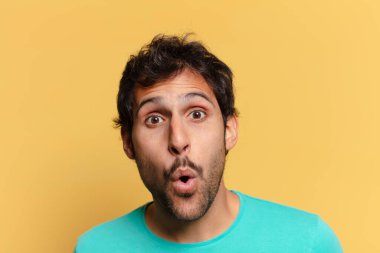 Genç, yakışıklı Hintli adam. şok veya şaşırmış ifade
