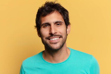 Genç, yakışıklı Hintli adam. Mutlu ve şaşırmış ifade