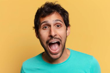 Genç, yakışıklı Hintli adam. şok veya şaşırmış ifade