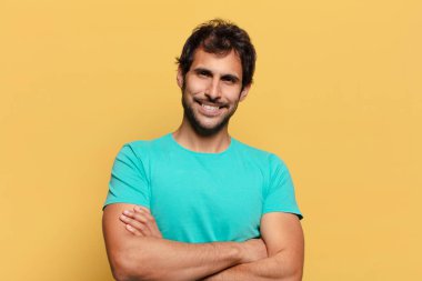 Genç, yakışıklı Hintli adam. Mutlu ve şaşırmış ifade