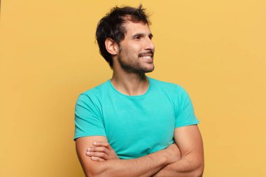 Genç, yakışıklı Hintli adam. Mutlu ve şaşırmış ifade