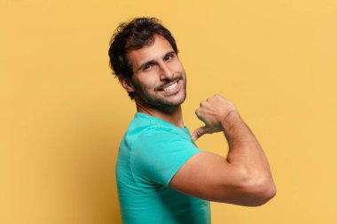 Genç yakışıklı Hintli adam gururlu bir ifade.