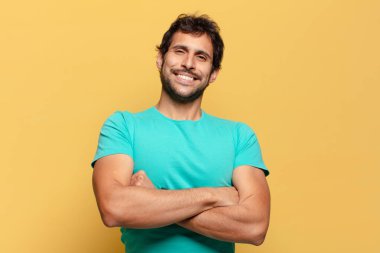 Genç yakışıklı Hintli adam gururlu bir ifade.