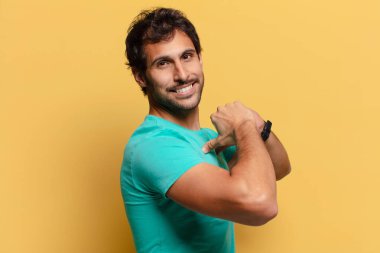 Genç yakışıklı Hintli adam gururlu bir ifade.