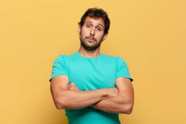 Genç yakışıklı Hintli adam gururlu bir ifade.