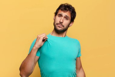 Genç yakışıklı Hintli adam gururlu bir ifade.