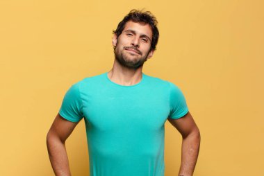 Genç, yakışıklı Hintli adam. Mutlu ve şaşırmış ifade