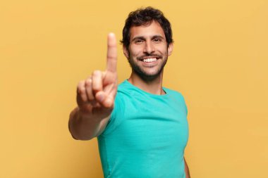 Genç yakışıklı Hintli adam gururlu bir ifade.