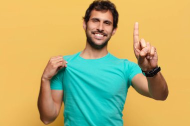 Genç yakışıklı Hintli adam gururlu bir ifade.