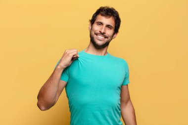 Genç yakışıklı Hintli adam gururlu bir ifade.