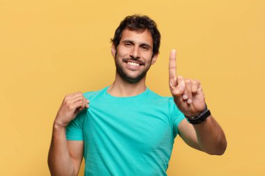 Genç yakışıklı Hintli adam gururlu bir ifade.